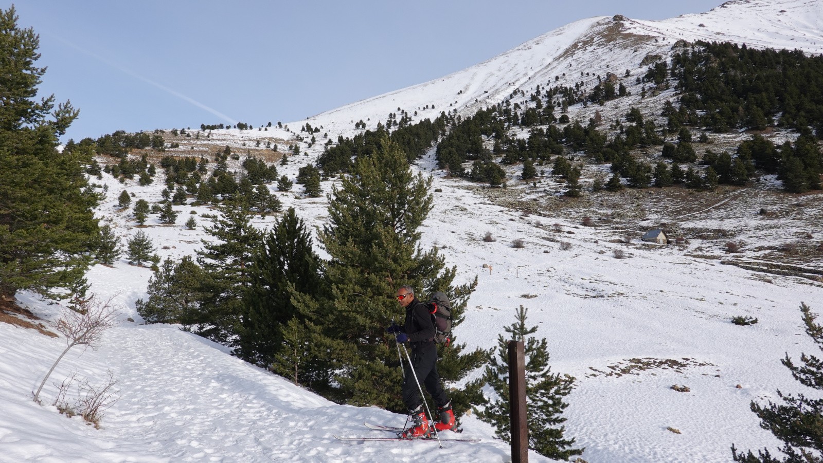Stéphane au départ avec un maigre enneigement en versant Sud sous 2000m