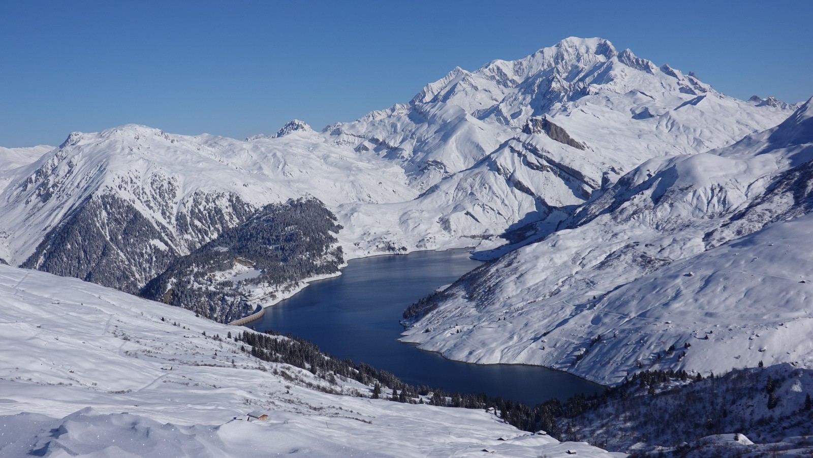 Panorama sur le Lac de Roselend et le Mont-Blanc
