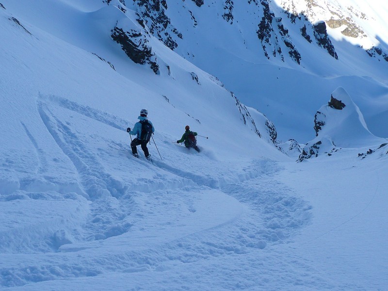 Pointe Charlet : Manu en grandes courbes dans cette épaisse poudreuse.