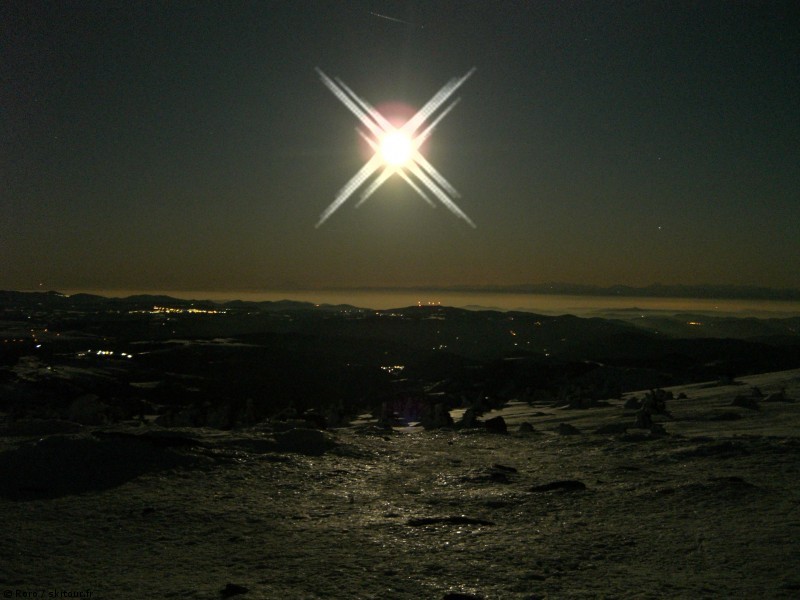 Lumière lunaire au Mézenc : La pleine lune, la barrière alpine au loin