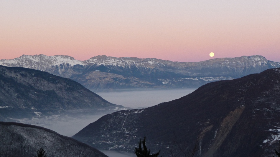 Coucher de lune : Pas encore sur les skis, mais déjà des lumières sympathiques