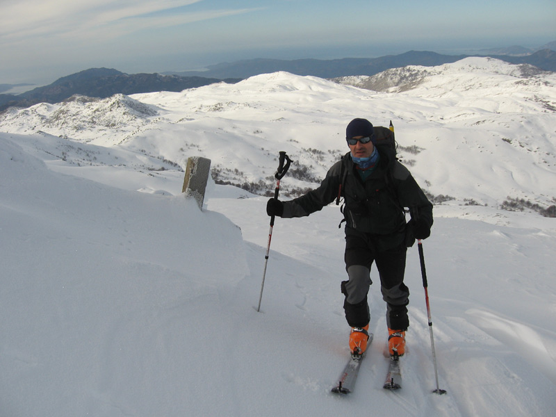 Arrivée au sommet : Ajaccio au fond à droite.
