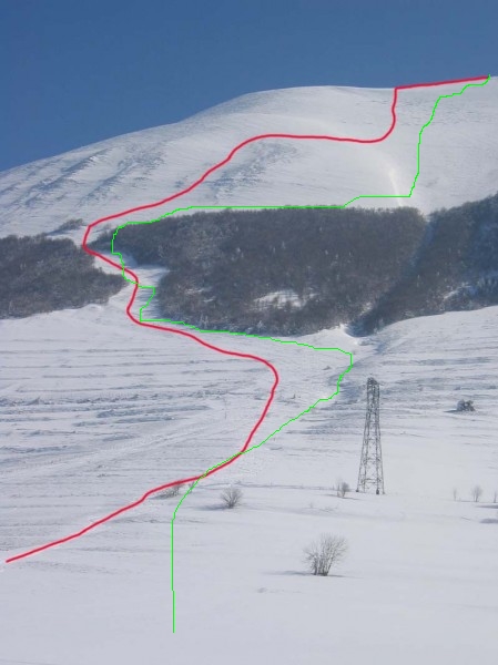 la descente (vieille photo) : L'itinéraire de la photo ne passe pas.
Il y a une bande de neige de 100m autour du tracé vert de ma descente...