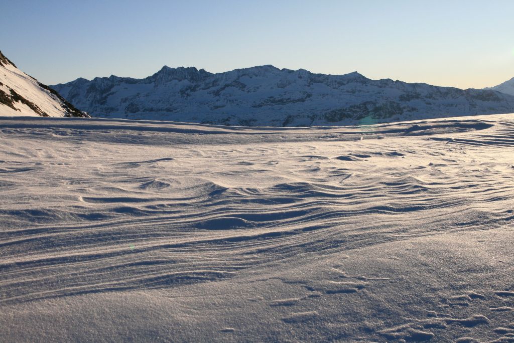 Grains de neige : Les Grandes Rousses derrière le col de Belledonne