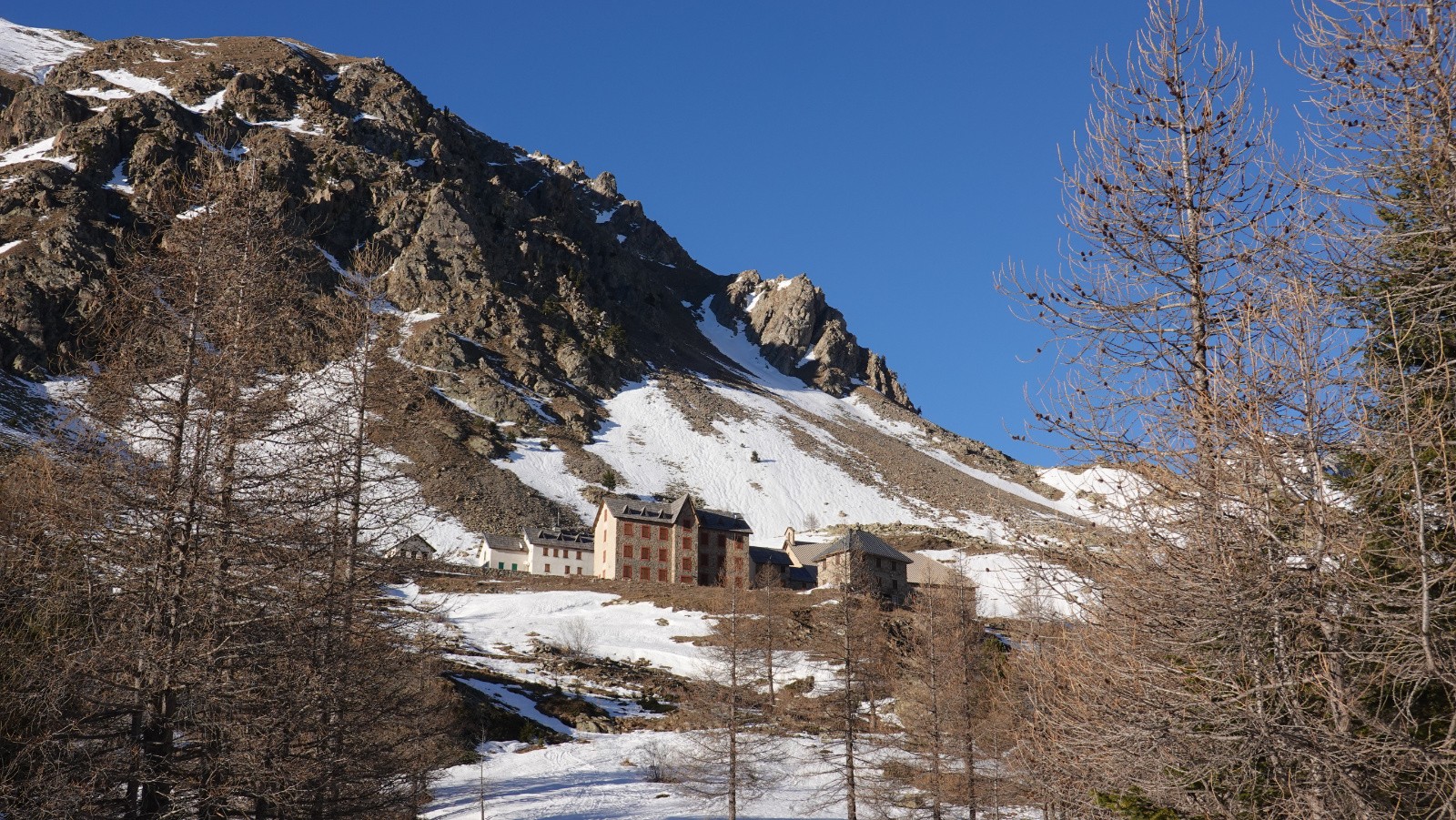 Le sanctuaire de la Madone de Fenestre faiblement enneigé