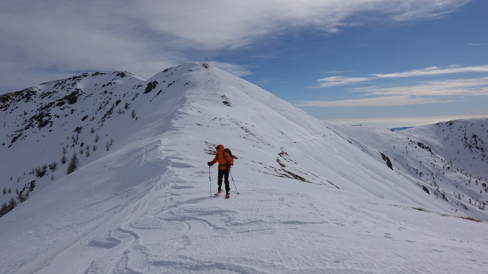 Sur la crête ventée sous le sommet