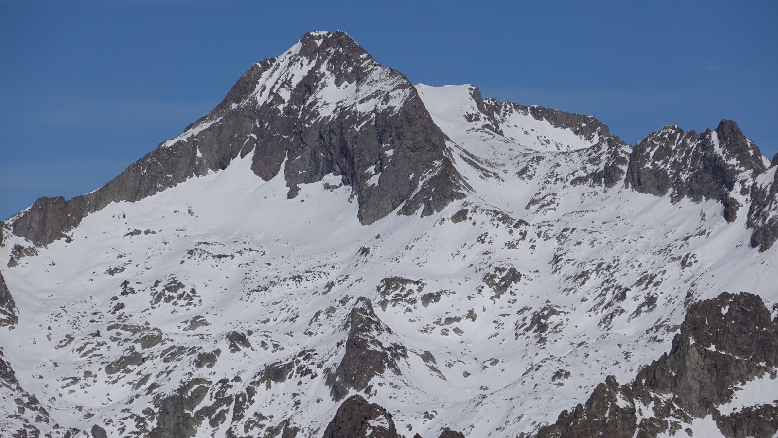 Le Gélas et son balcon correctement enneigés