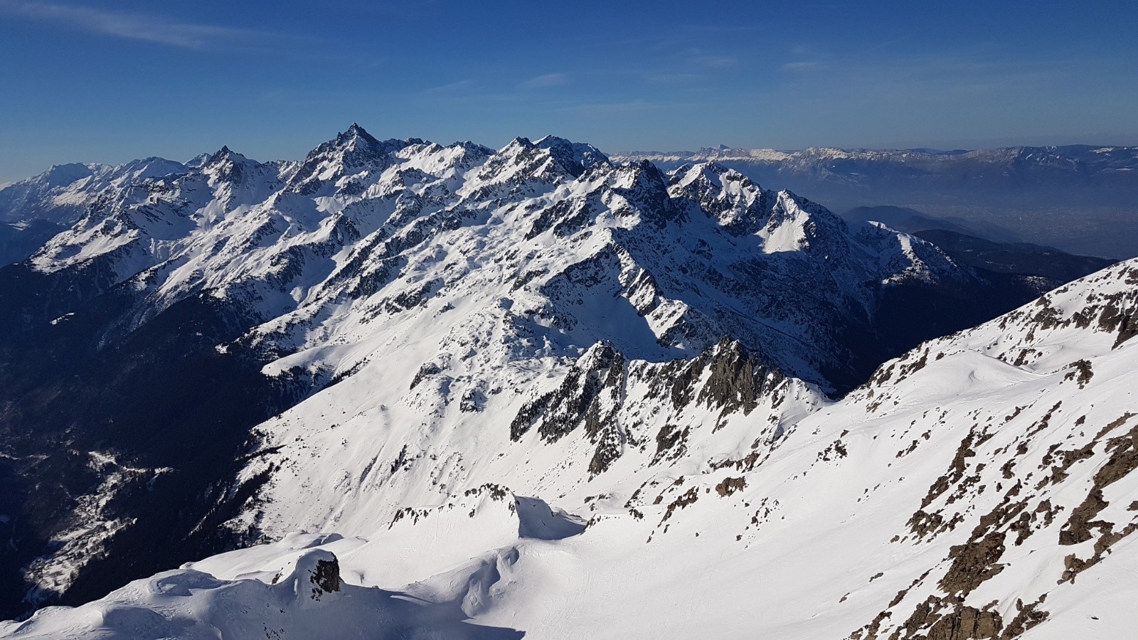 Aigleton dans le rétro la voiture paraît déjà loin&nbsp;