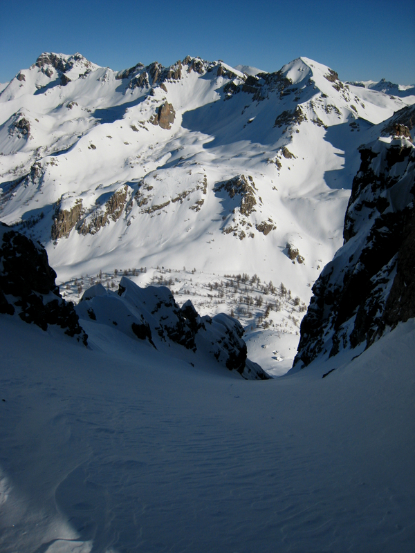 Le couloir NE : le haut du couloir est cartonné ; à droite, le Pic des Chalanches