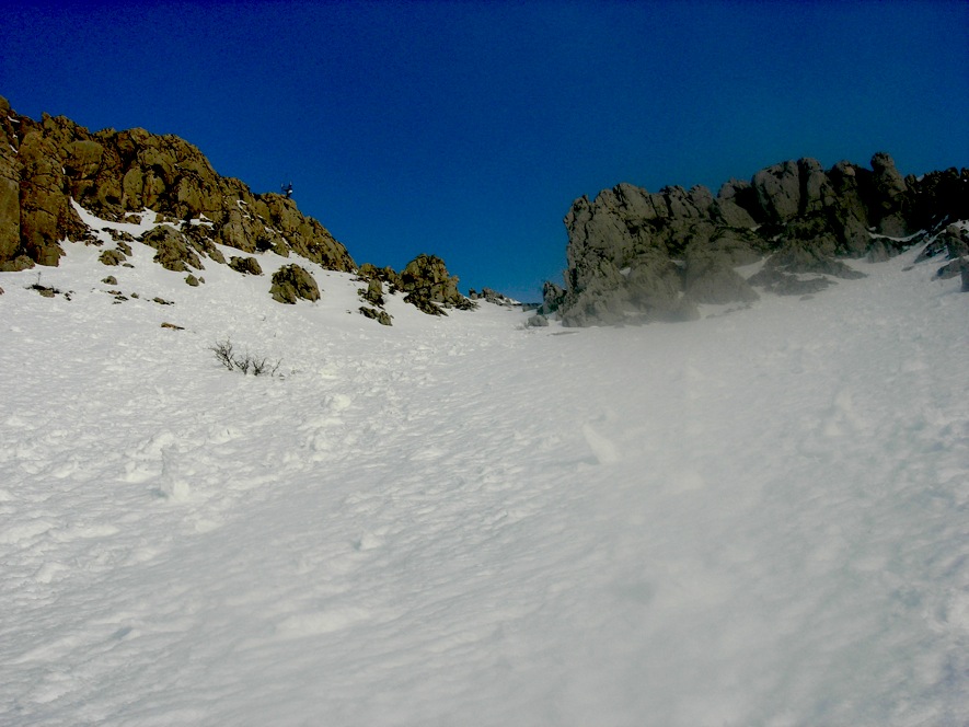 l'itinéraire de descente par le petit couloir à G en versant sud du Cheiron