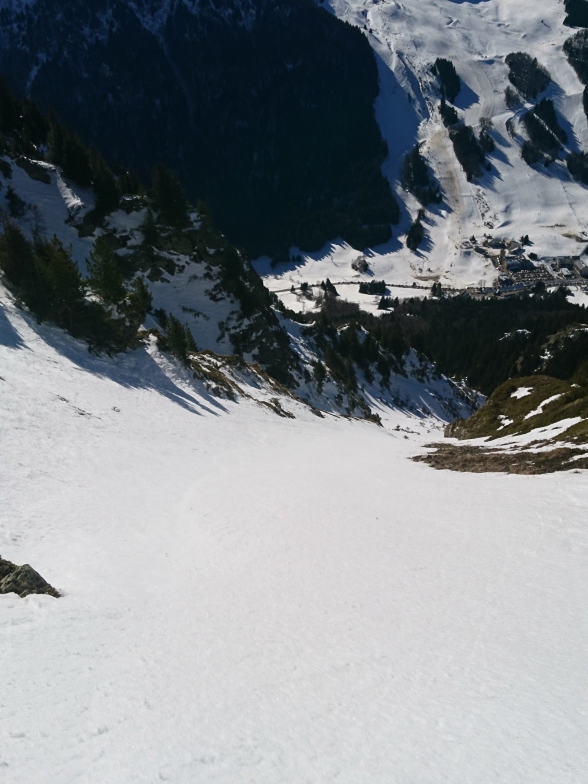 Partie centrale assez large 