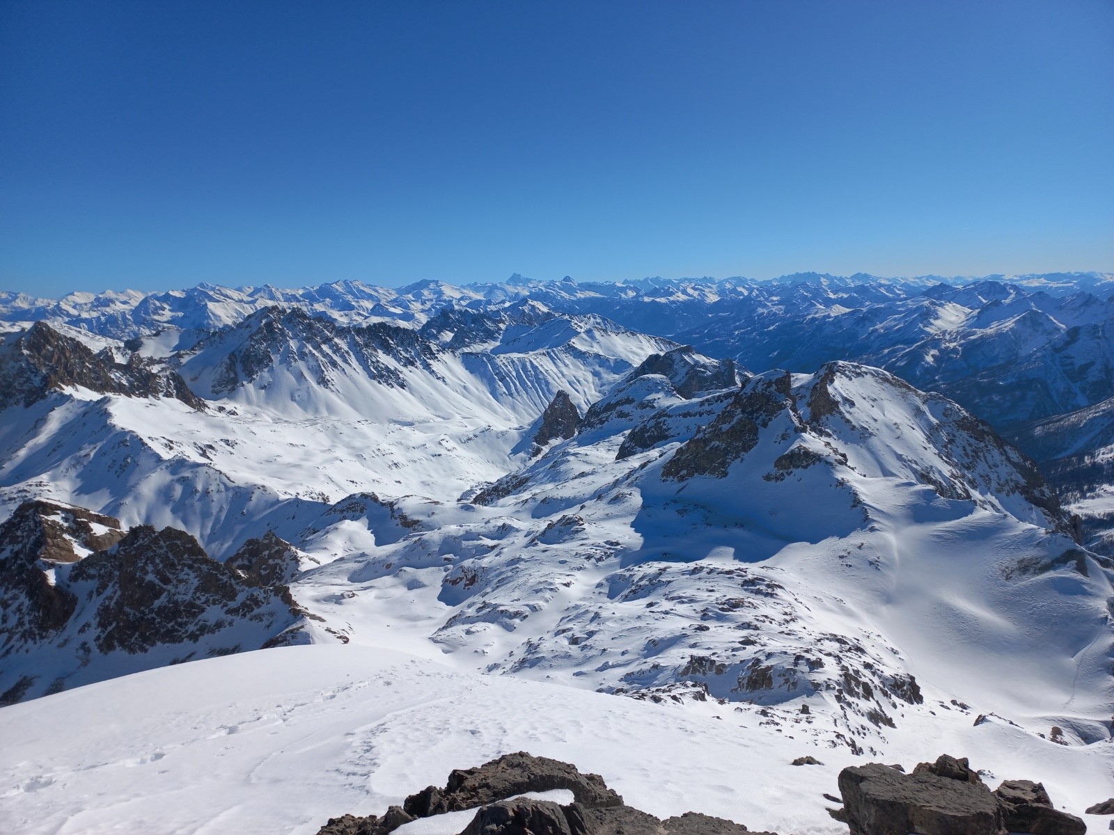 axe de la descente avec à droite le Roc Termier, au loin les crêtes de la Ponsonnière, plus loin la tête de Castille...