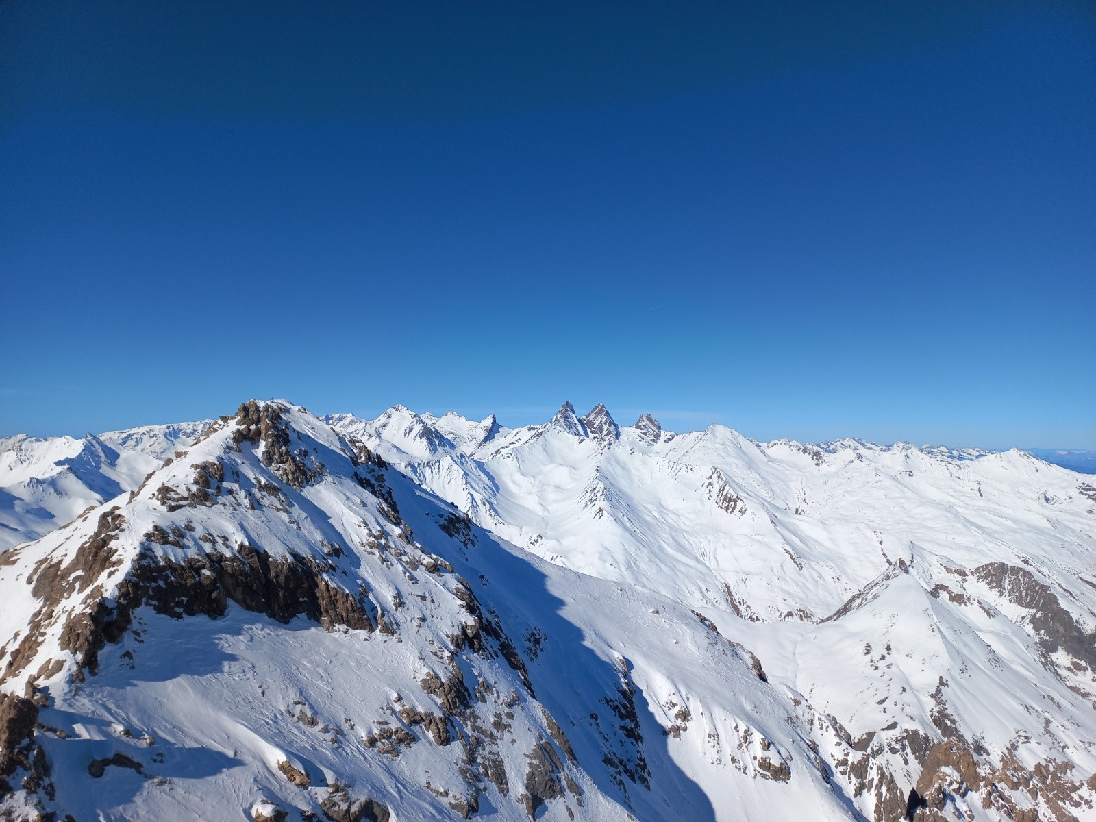 Le Grand Galibier ouest&nbsp; à gauche et des aiguilles d'Arves (vue depuis le sommet Est)