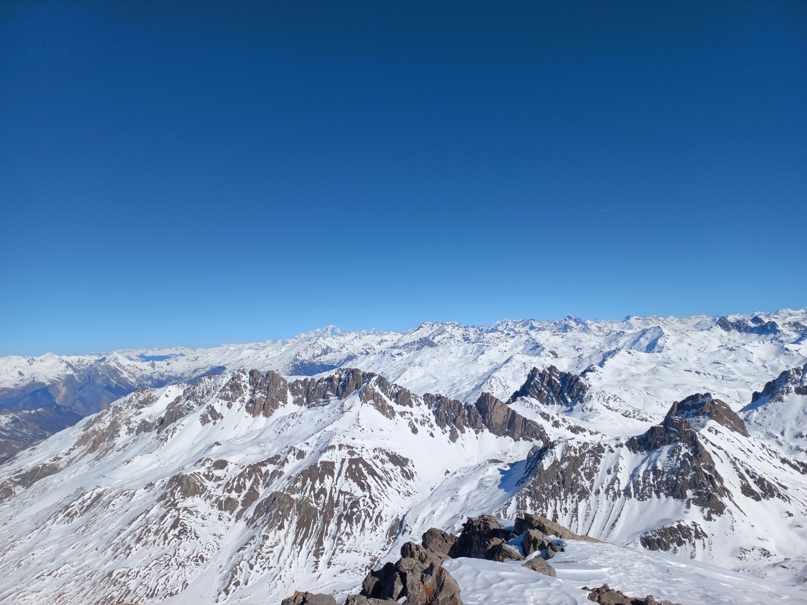 un petit mont blanc au loin