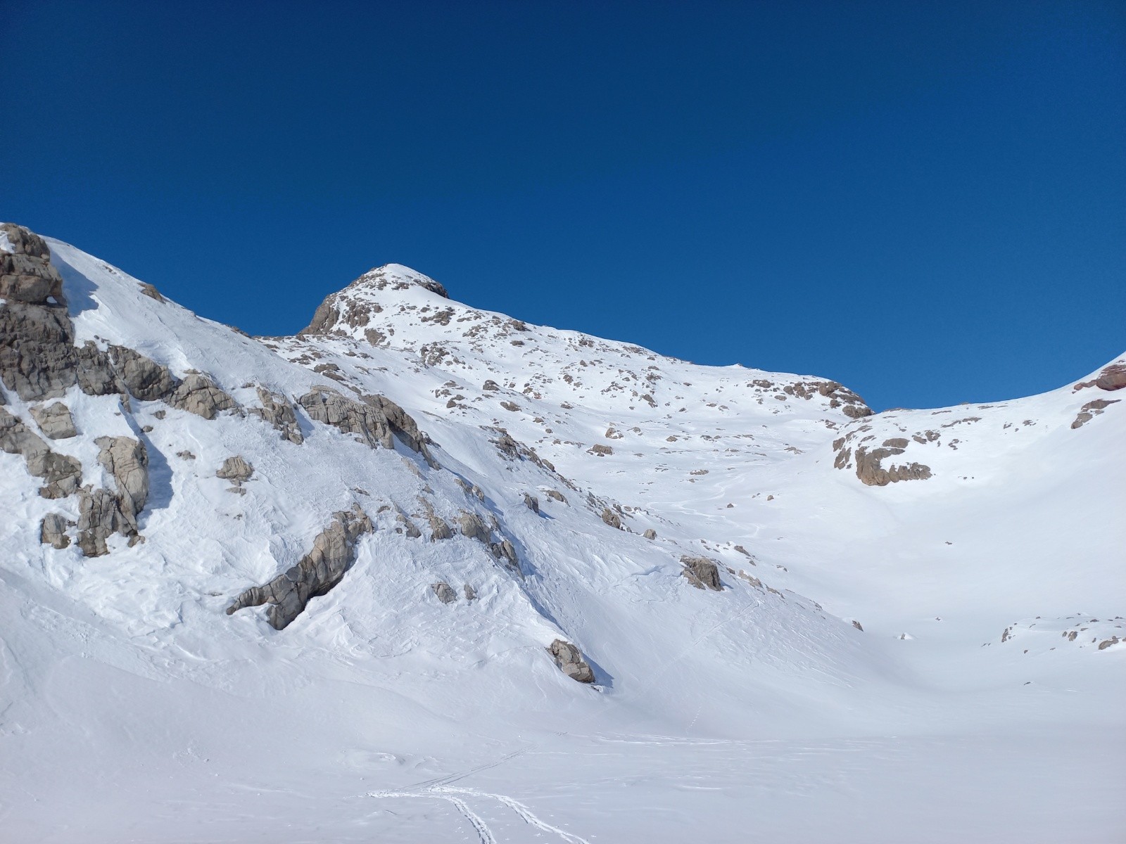 Sommet Est du Galibier (vue de la descente depuis les rochers plats du lac blanc)