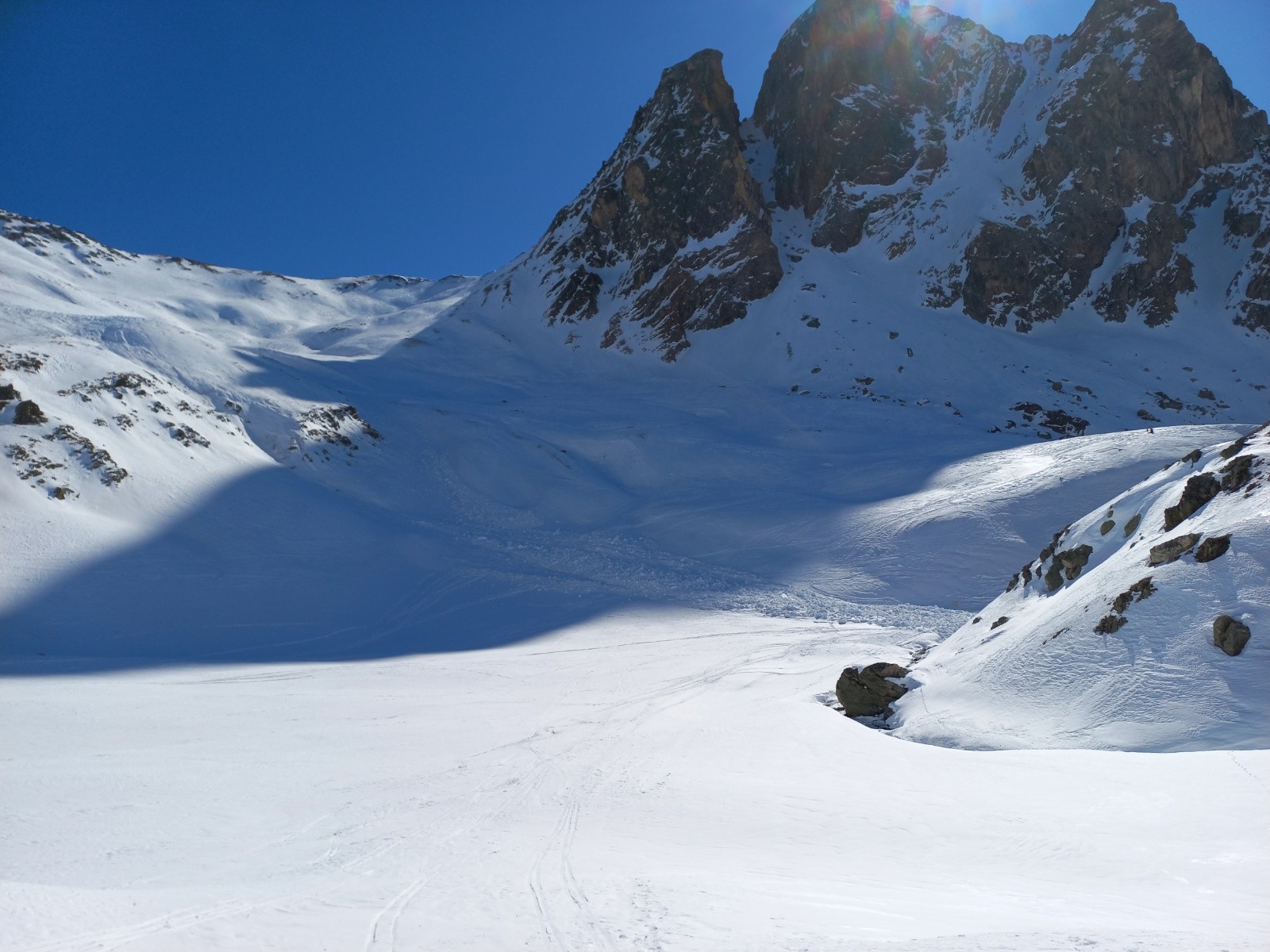 Avalanche du Chardonnet sur fond d'aiguillette du Lauzet