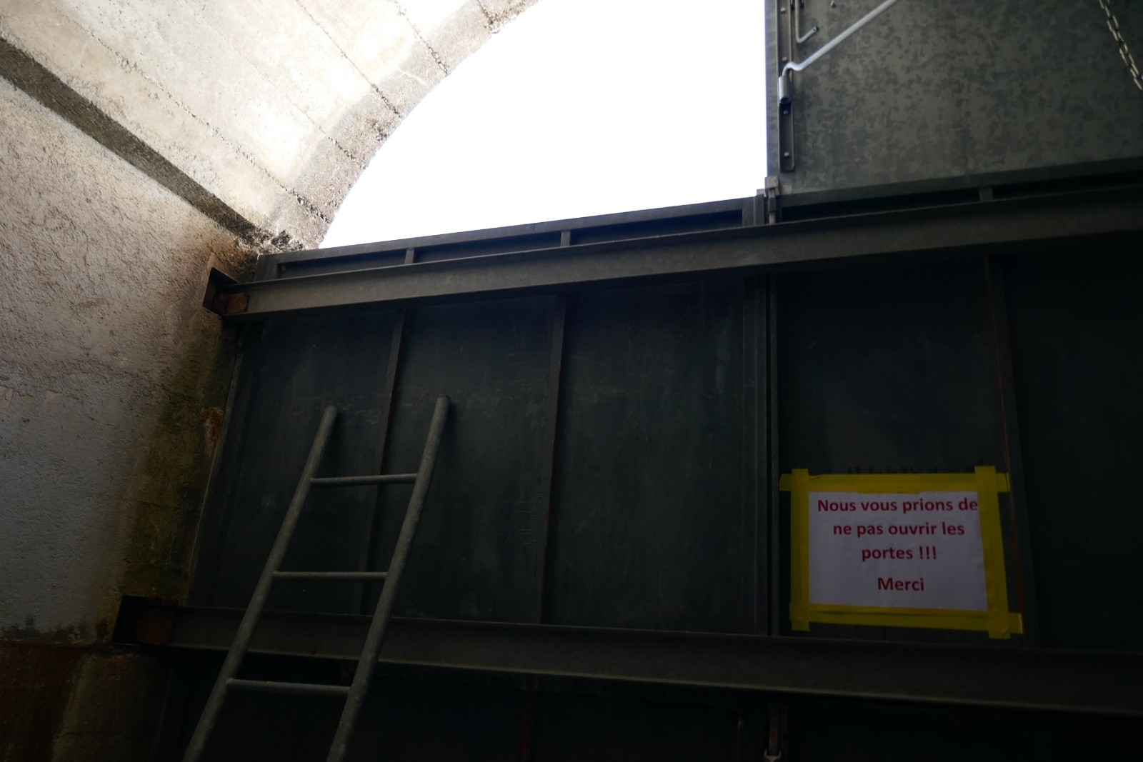 Une échelle permet de descendre facilement.