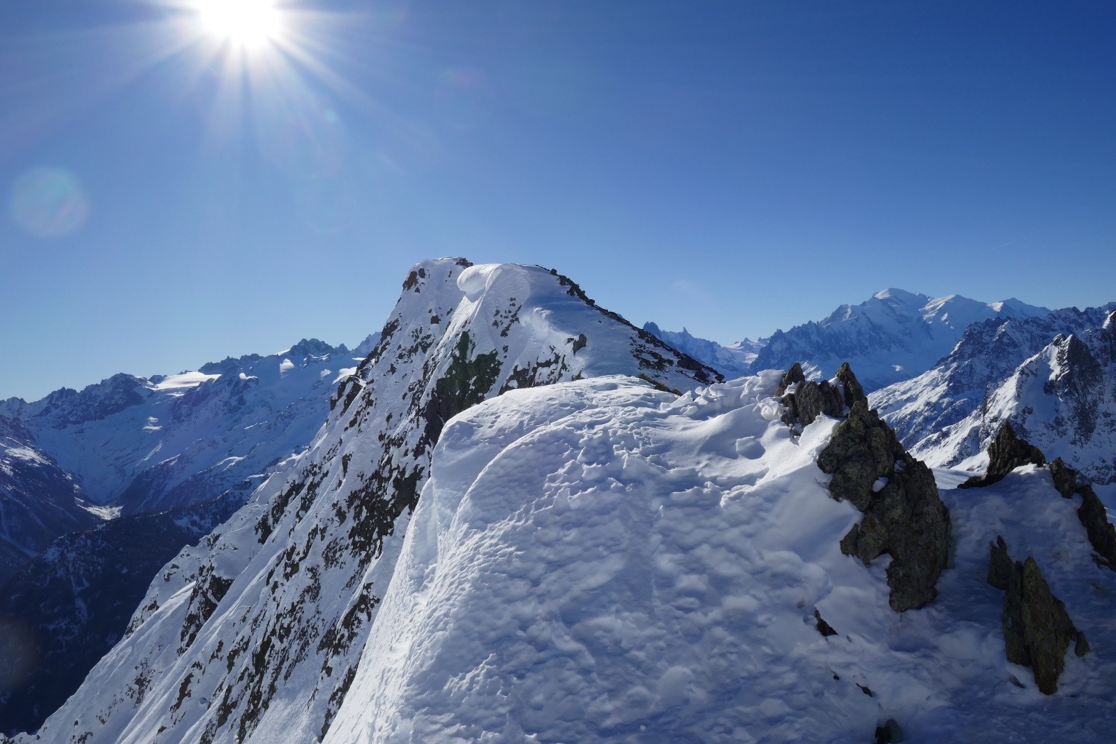 Les montagnes sont encore très chargées, vue du col vers Bel Oiseau