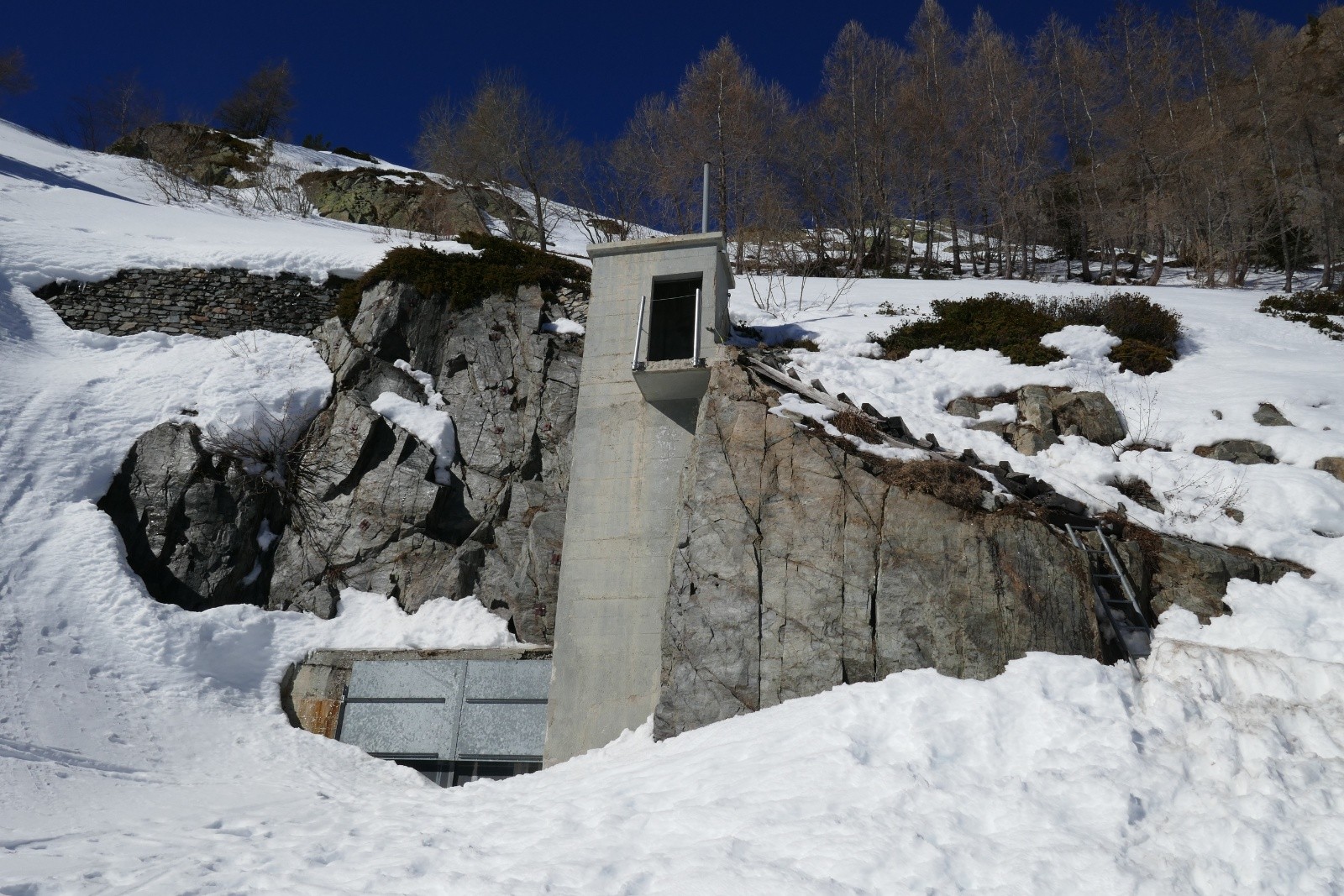 J'ai trouvé la main courante inutile. On sort par cette ouverture.