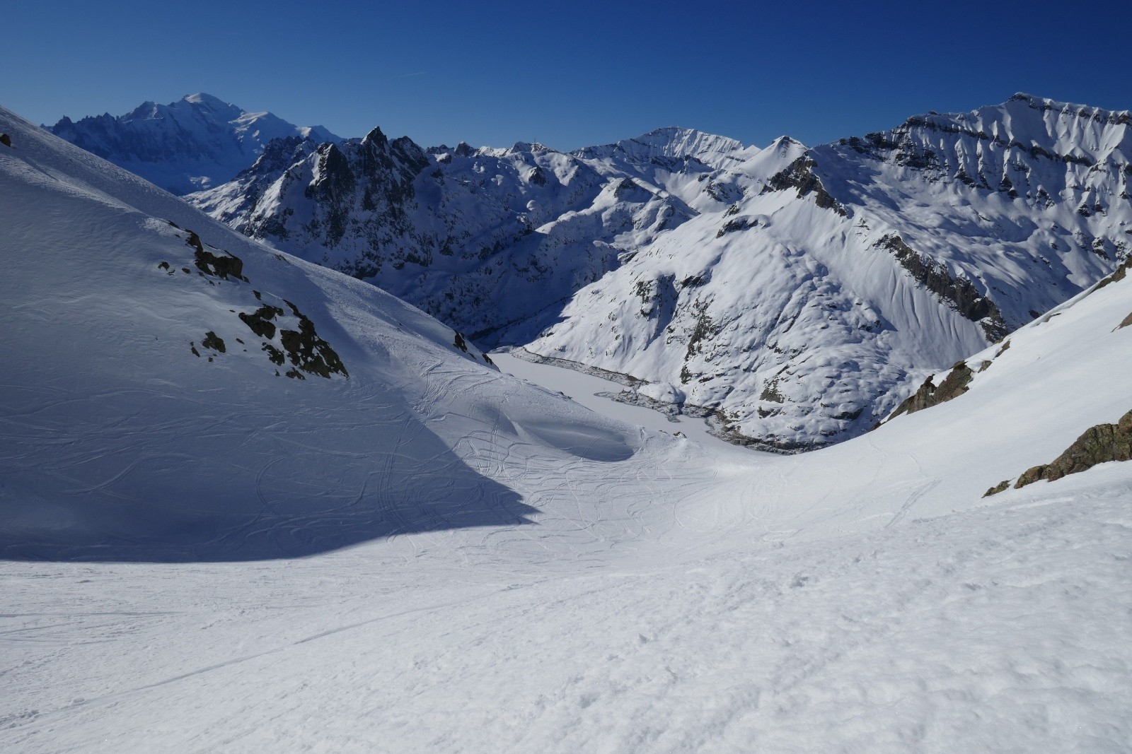 Il n'empêche que tout cela est magnifique, et que c'est un bon moment! Pointe de la Finive avec Oeil de Boeuf (il y avait des traces)