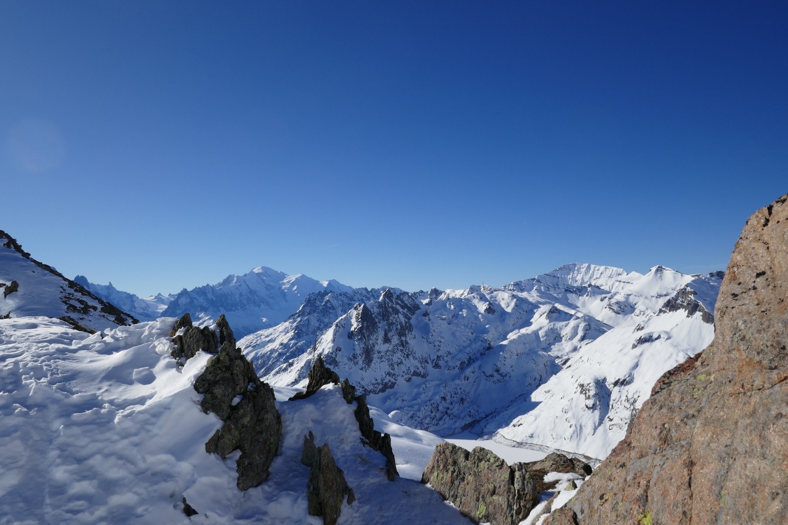 Vers le massif du Mont Blanc, à travers ce col magnifique. On voit bien le Buet, bien sûr.