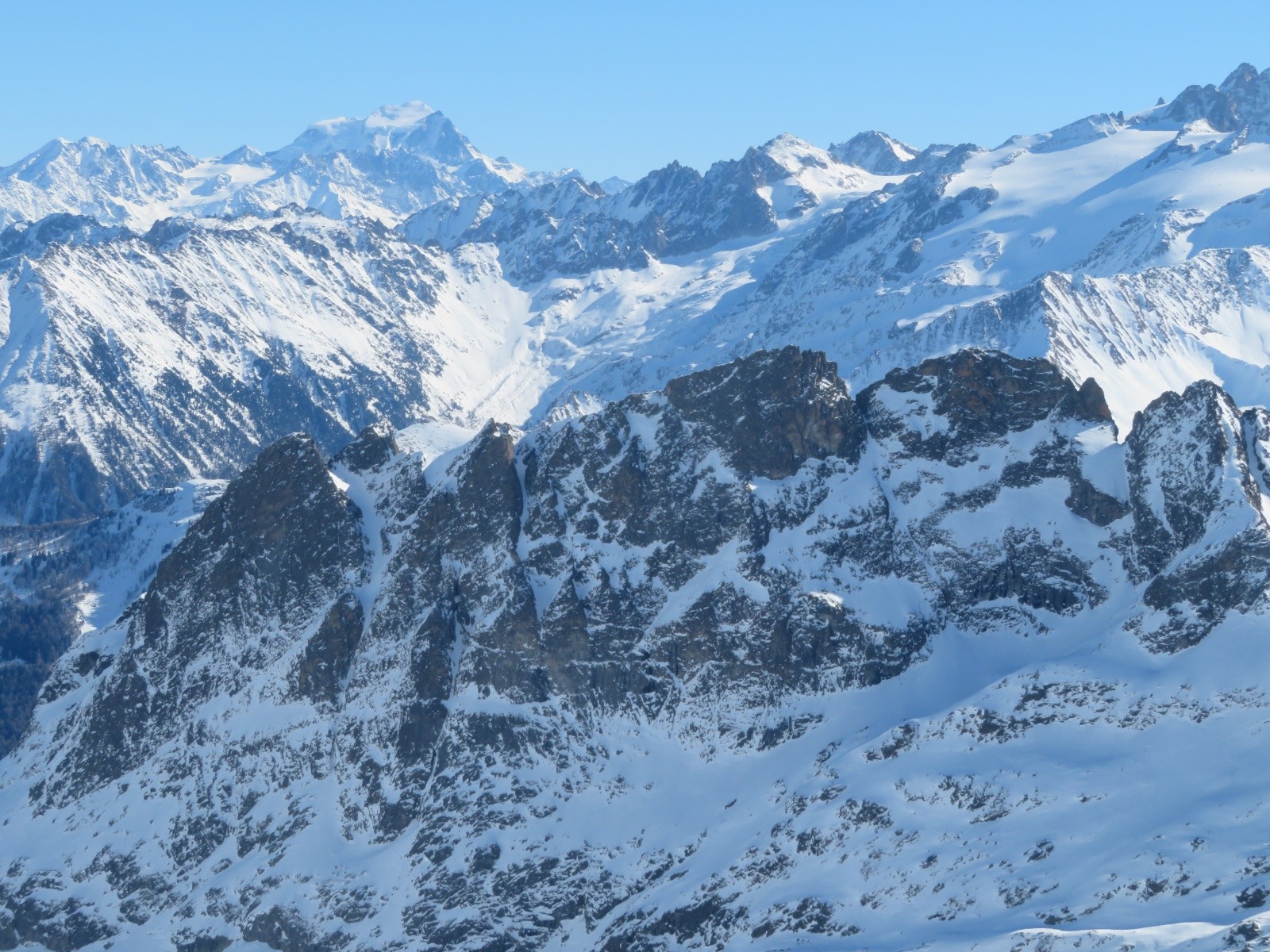 Aiguille du Van, Grand Perron, pointe Vouilloz, pain de Sucre, pointe et couloir de l'Ifala à l'extrême droite. Grand Combin en arrière-plan.