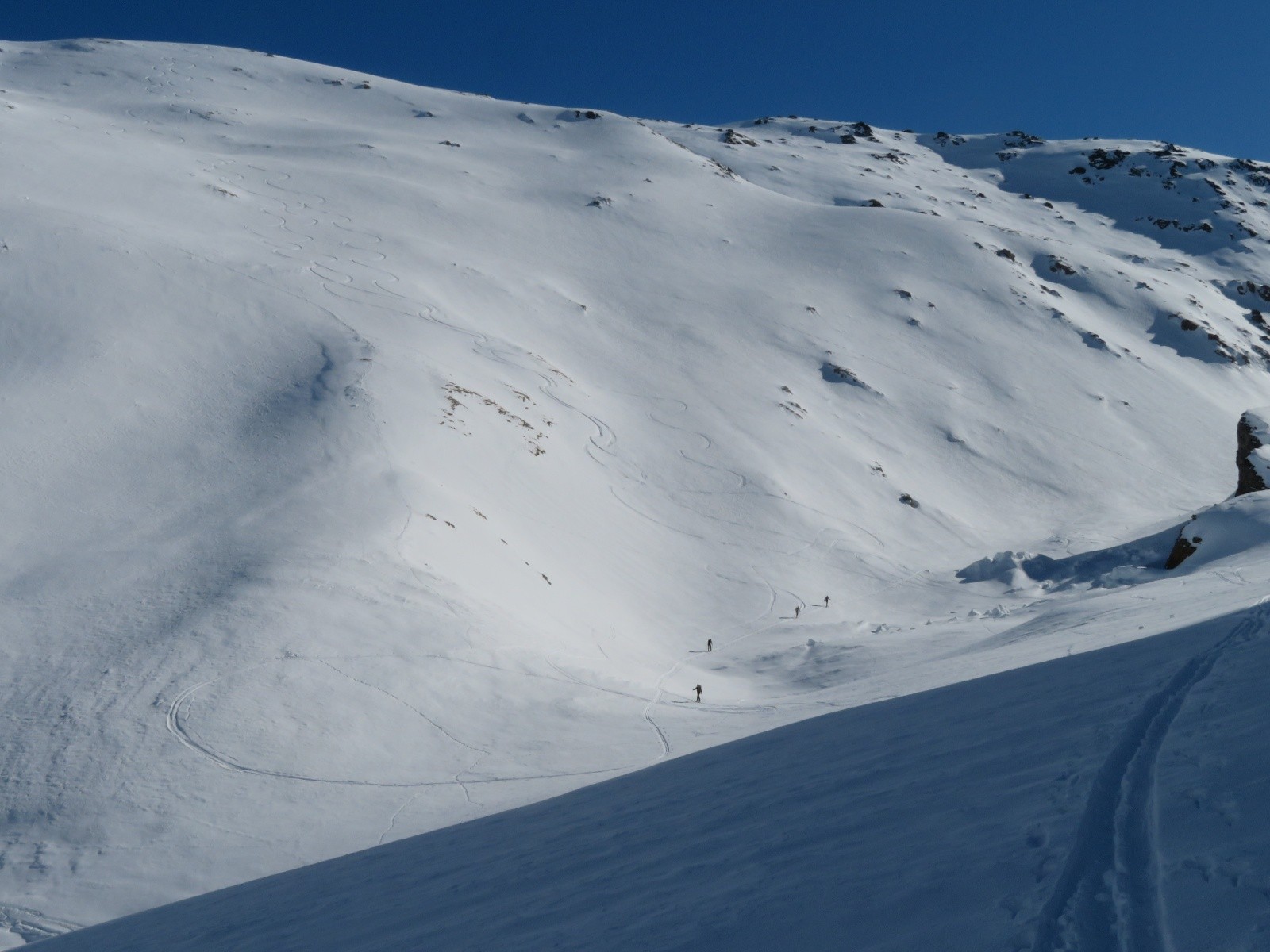 Les traces de descente du matin sur le lac du Vieux Emosson.