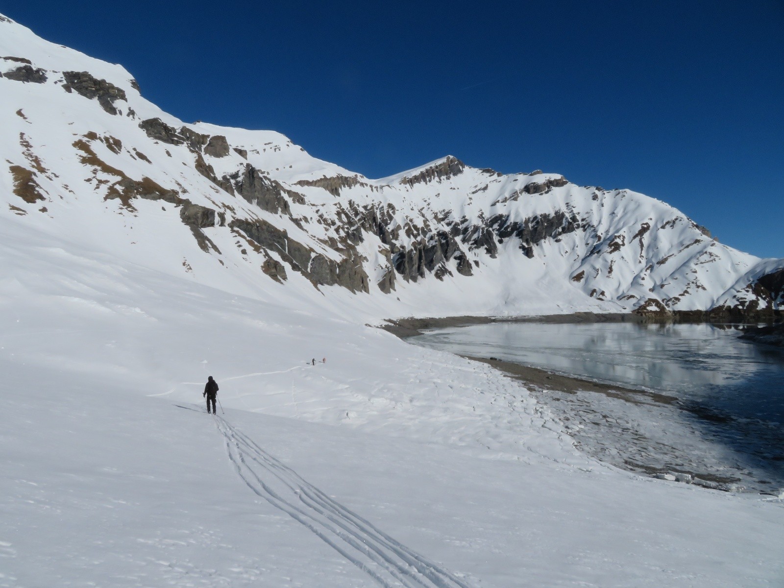 Longer le lac pour gagner le pied du couloir de Grenairon.