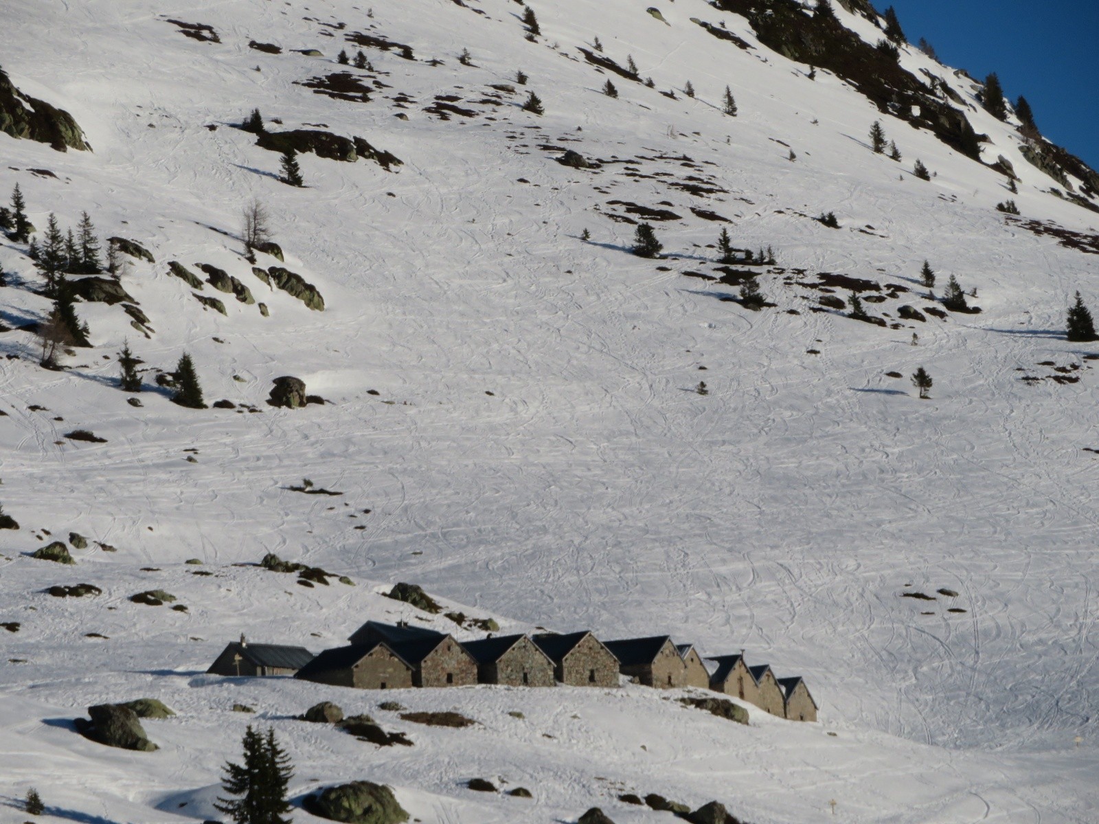 8h45, les chalets de Loriaz sont en vue.Où sont les hivers où l'on n'en apercevait que les toits?