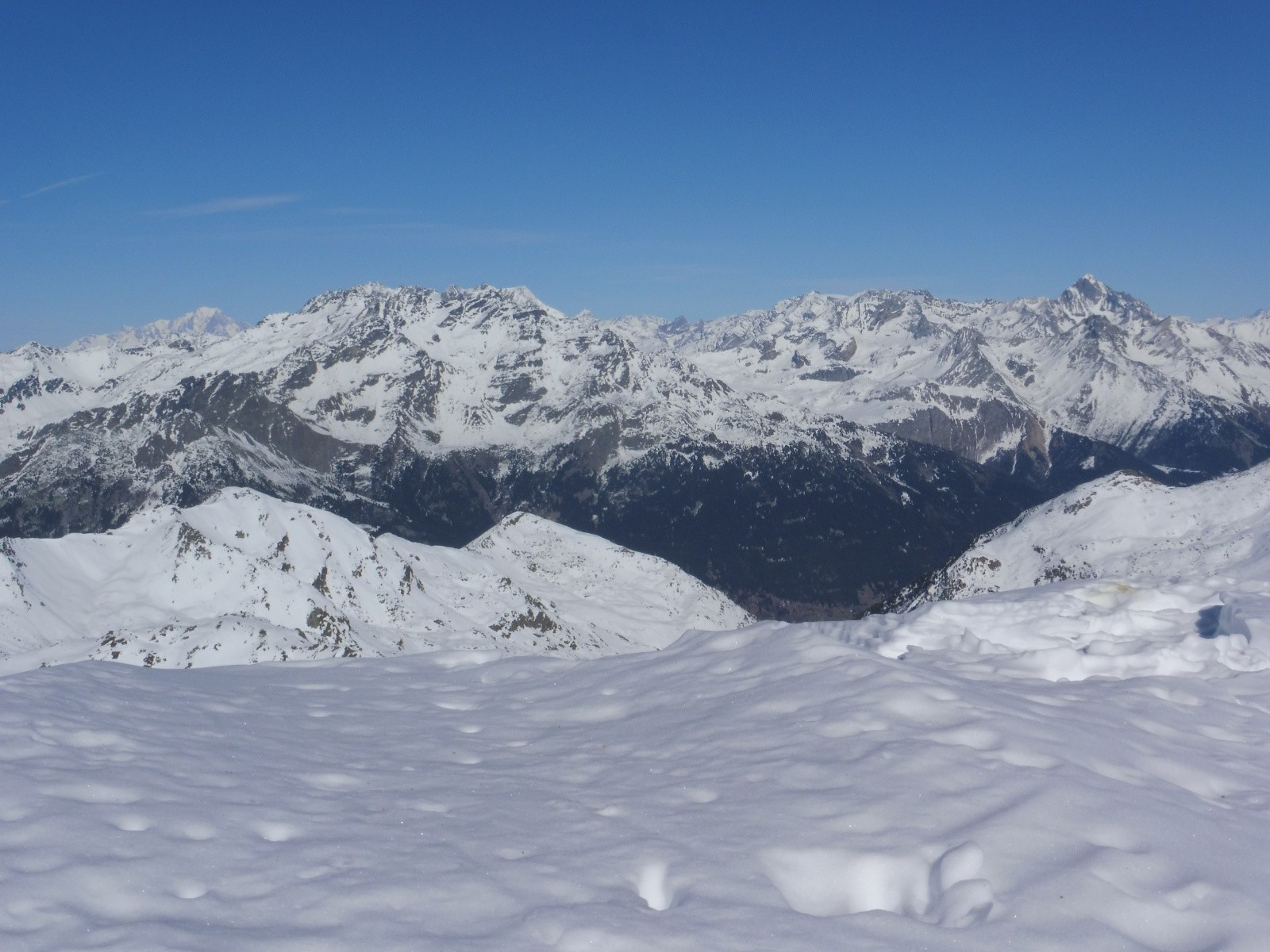 Vue sur la Vanoise depuis le sommet de Roche Noire, avec le Mont Blanc en arrière-plan