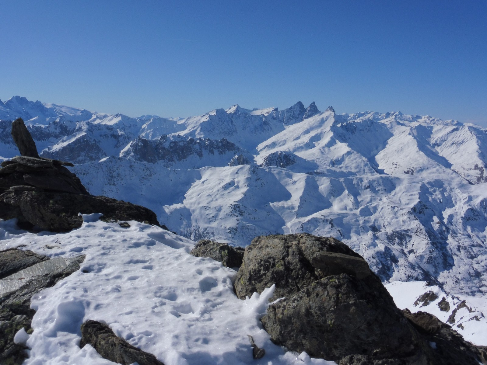 Vue sur les Aiguilles d'Arves depuis le sommet de Roche Noire
