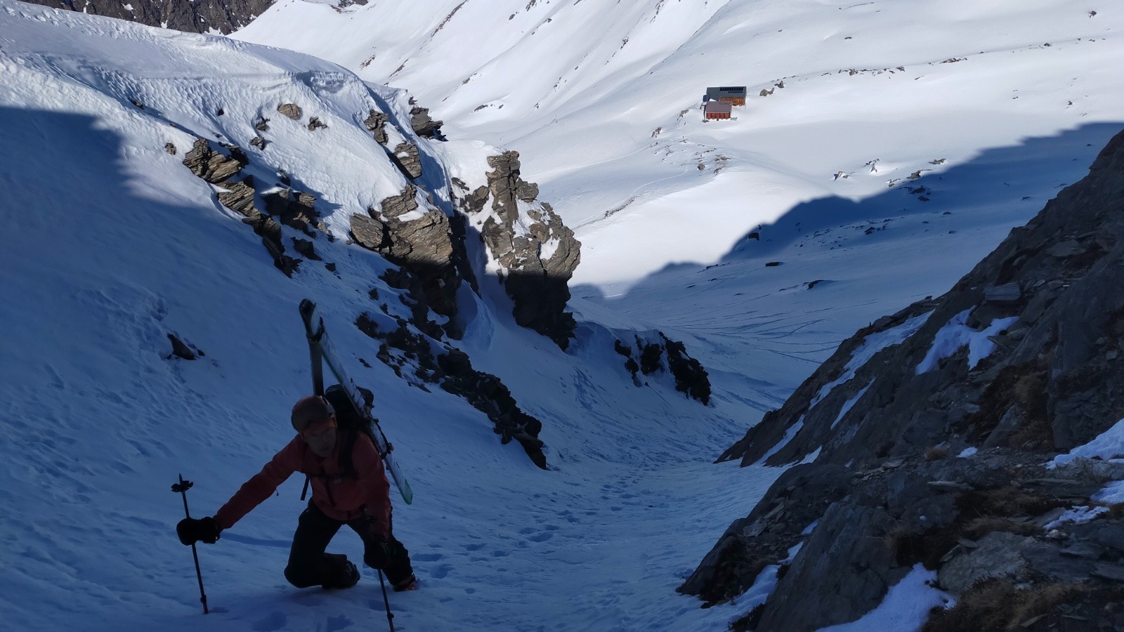 #9 Hervé à la sortie du couloir, refuge et lac Verde en bas Hervé à la sortie du couloir, refuge et lac Verde en bas