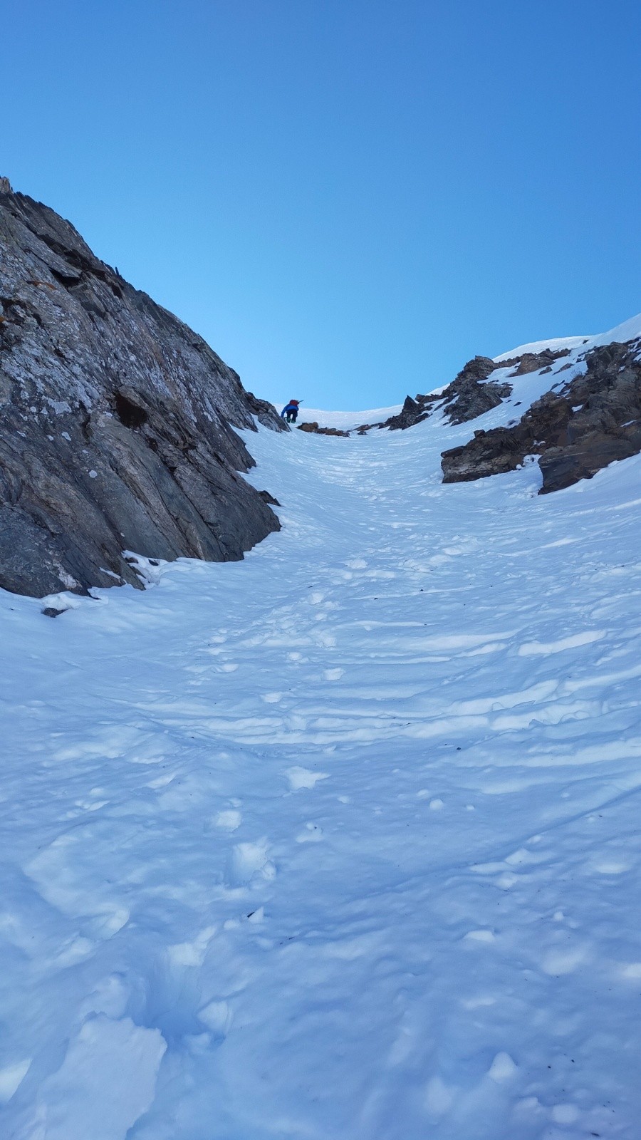 #8 Jacquot à la trace dans le couloir rejoignant le col de Valpréveyre du refuge Lago Verde Jacquot à la trace dans le couloir rejoignant le col de Valpréveyre du refuge Lago Verde