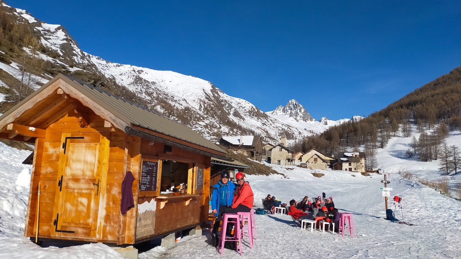 #13 Récupération à la buvette du hameau de Valpréveyre, notre compagnon du jour au dernier plan : le Bric Bouchet Récupération à la buvette du hameau de Valpréveyre, notre compagnon du jour au dernier plan : le Bric Bouchet