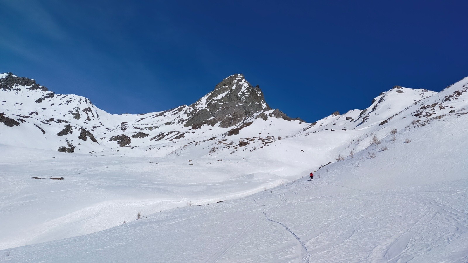 #11 Le Bric Bouchet avec le col de Valpréveyre sur sa gauche. Beaux vallons en neige transfo mais pas trop Le Bric Bouchet avec le col de Valpréveyre sur sa gauche. Beaux vallons en neige transfo mais pas trop