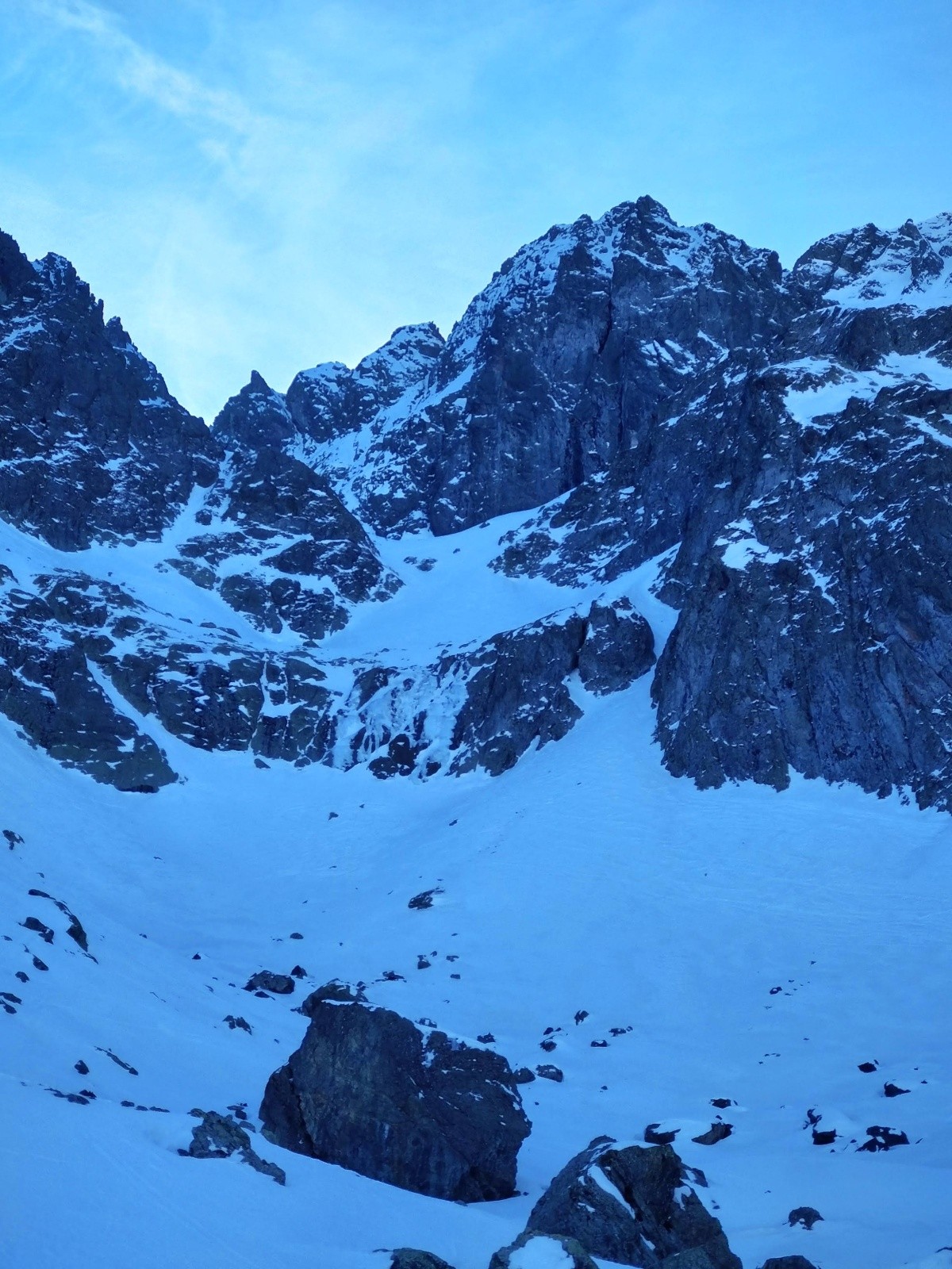 &nbsp;vue du pett couloir pour franchir la barre rocheuse