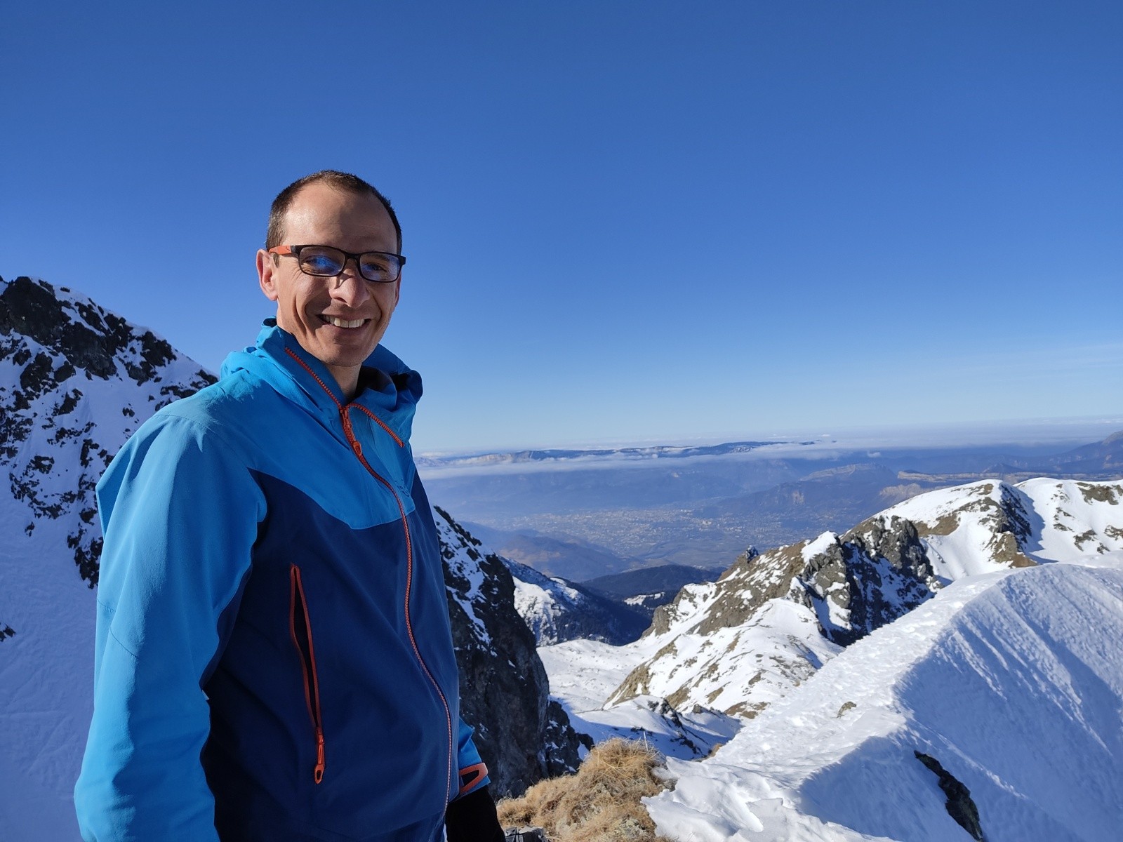 le maitre de cérémonie tout sourire&nbsp;