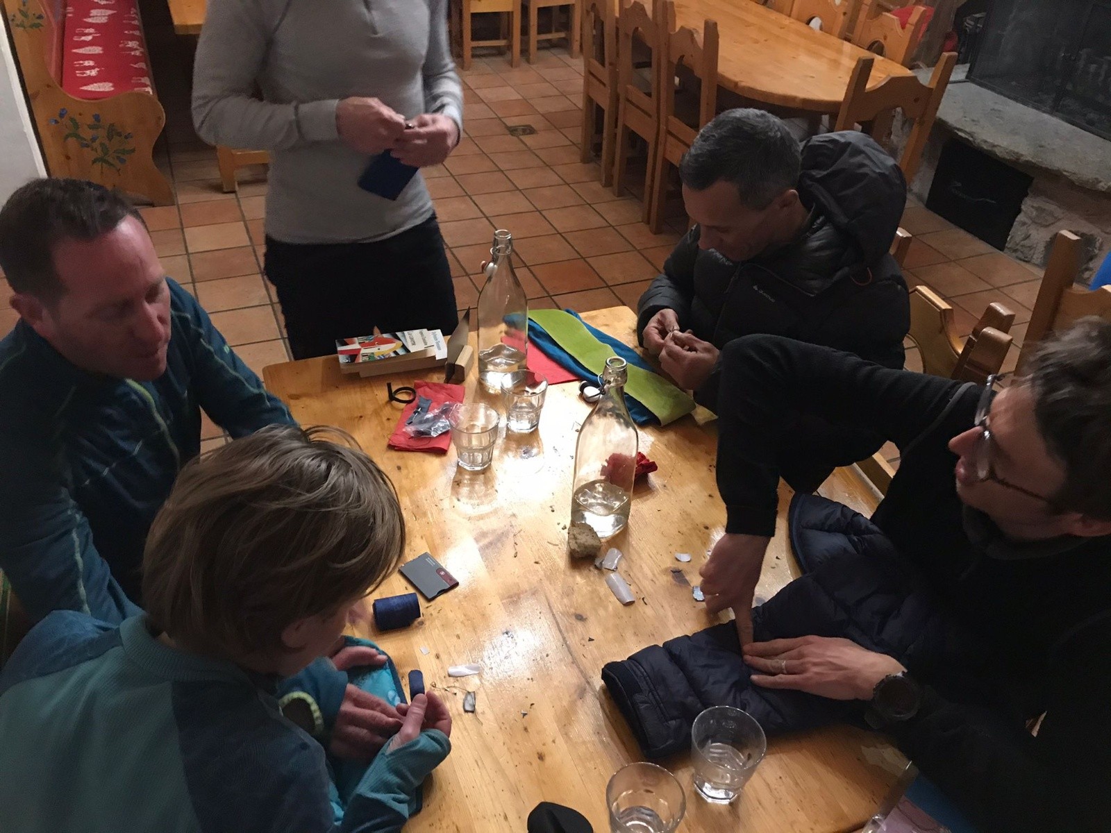 Nombreuses soirées de réparation : couture et scotch doudounes!