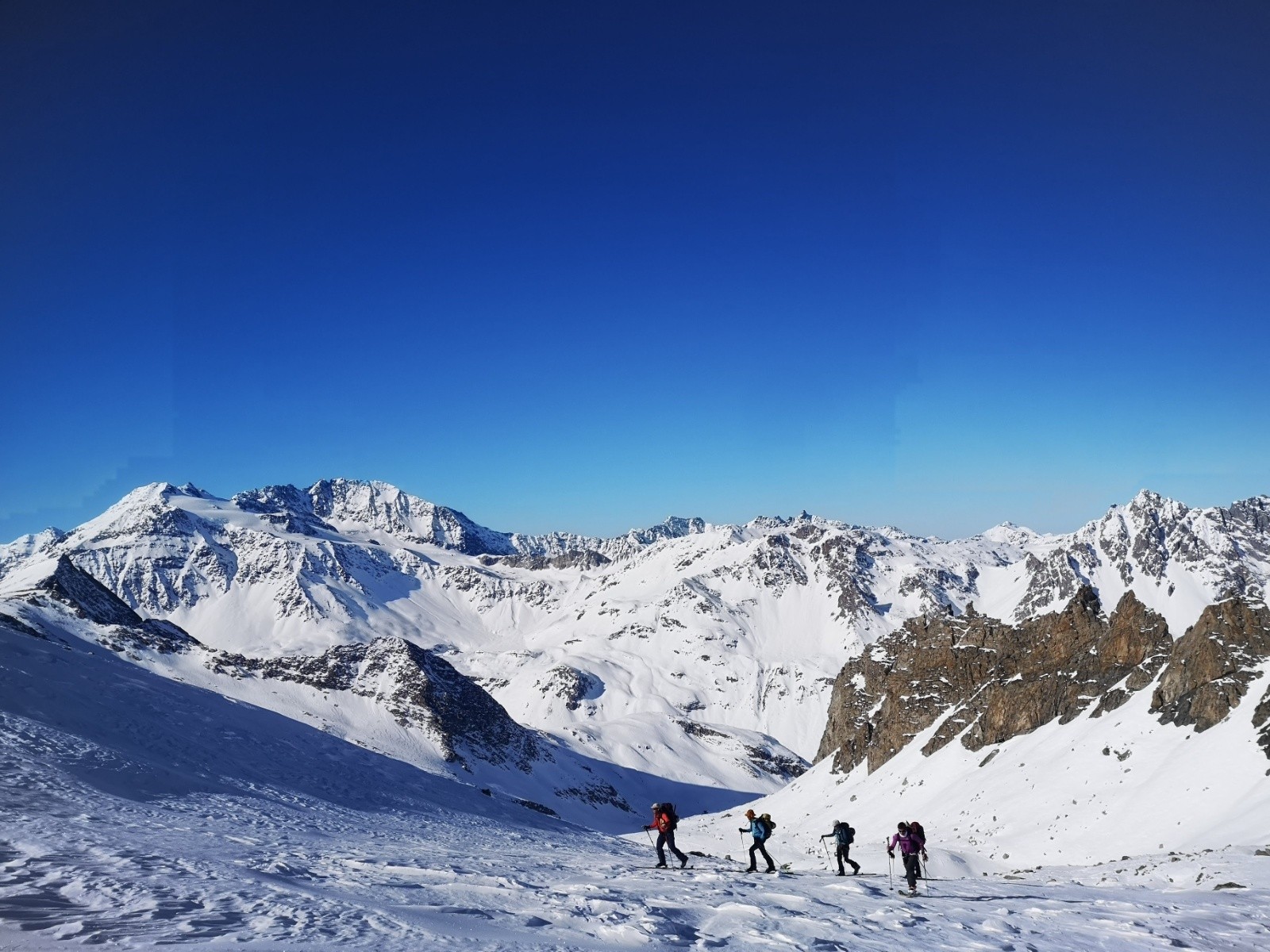Groupe en montant au Col du Génépy
