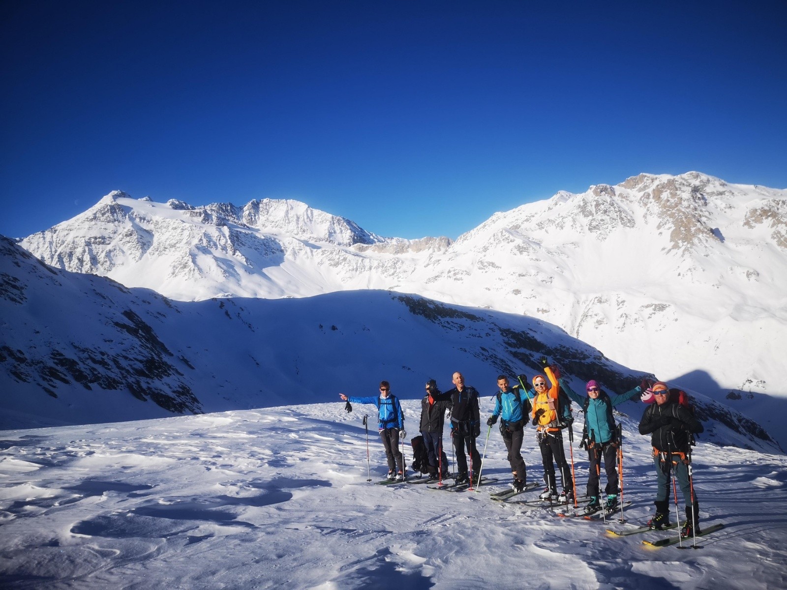 Groupe en montant au Col du Génépy