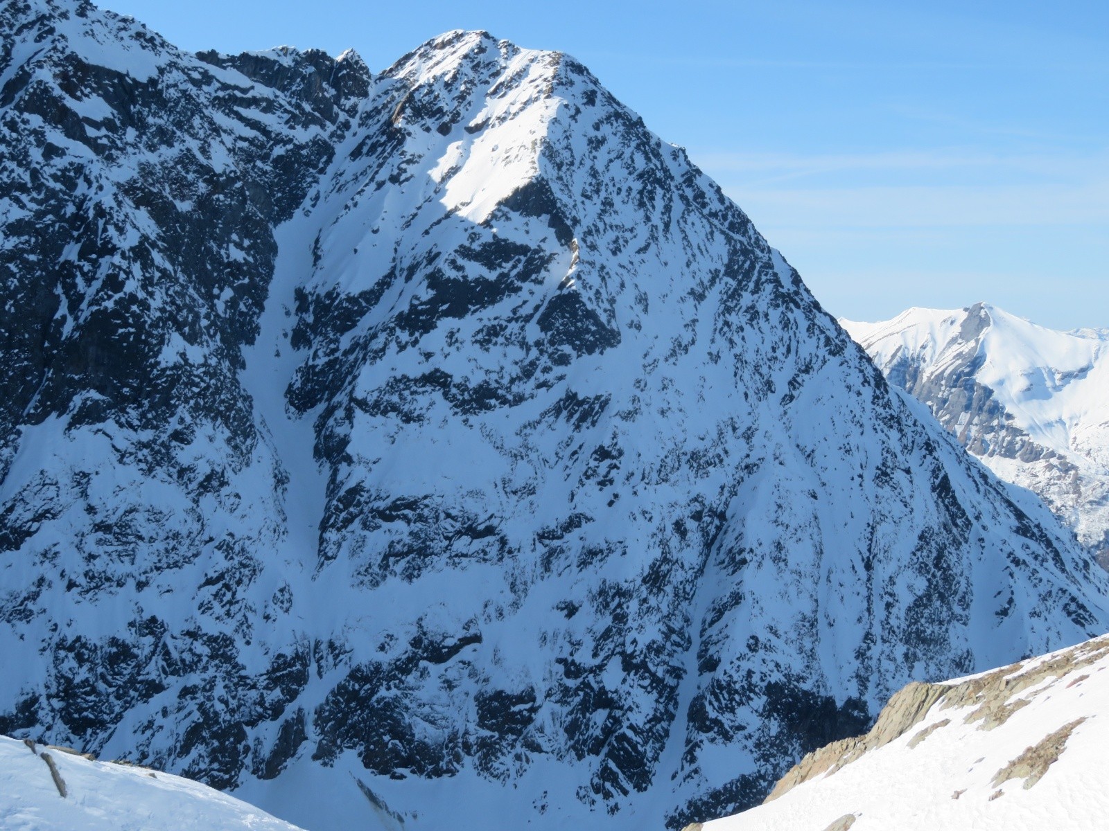 Pointe inf du Tricot, couloir et face NE.