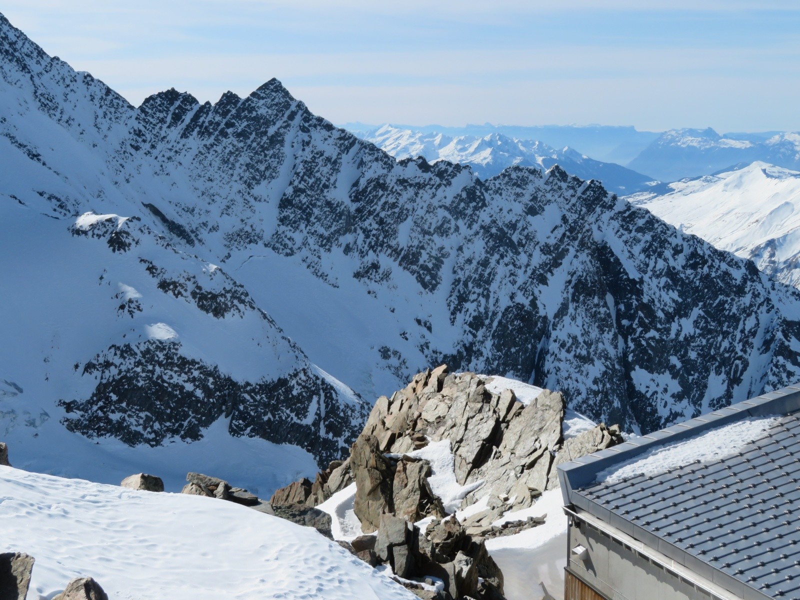 Brèche du Chapelland à gauche, pointe centrale et inf du Tricot.
