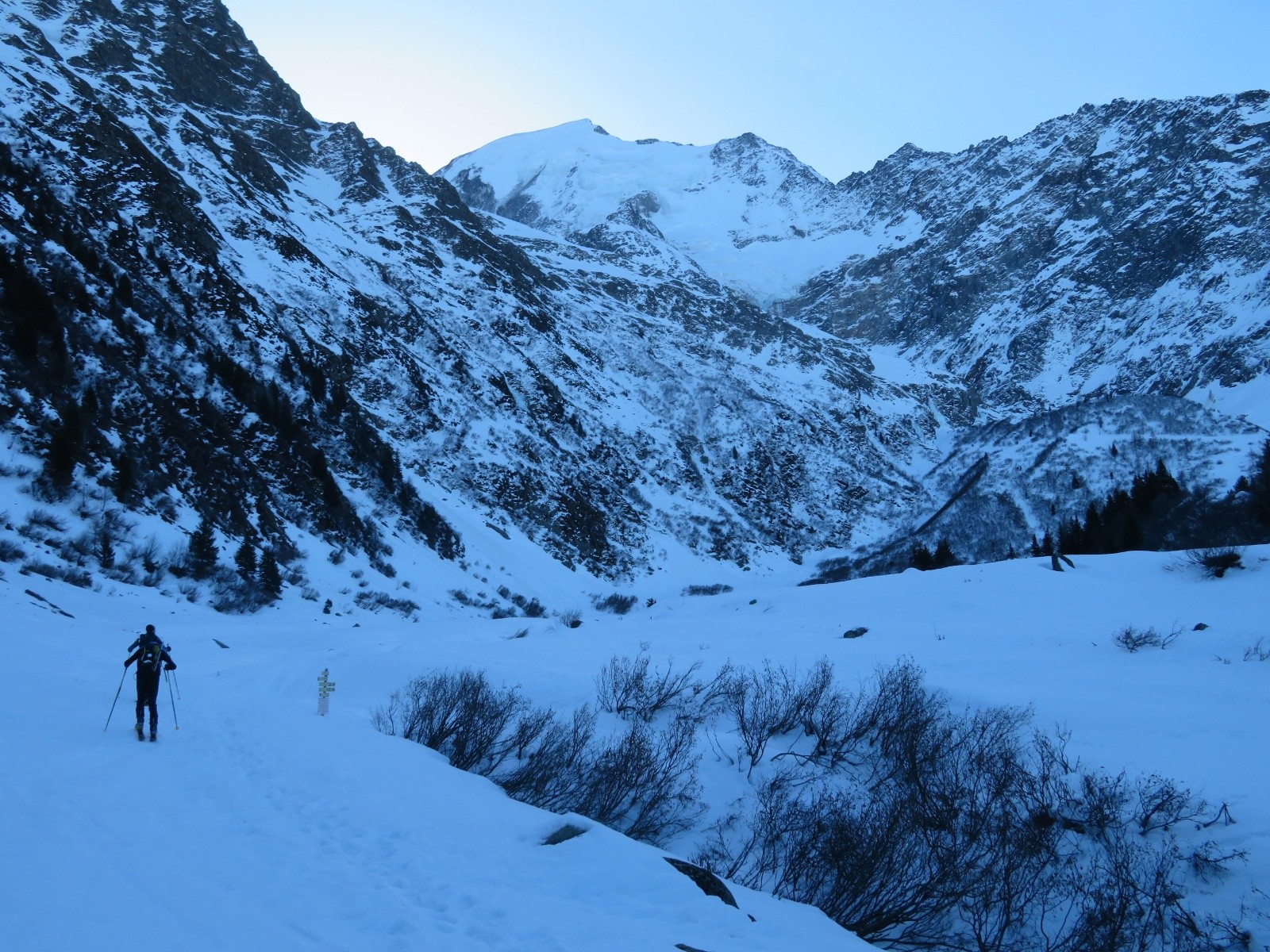 Plat de l'Are, l'endroit où l'on peut chausser (1775 m). Aiguille de Bionassay en toile de fond.