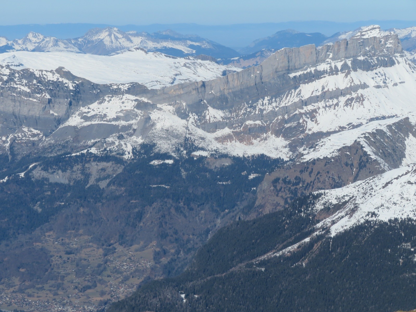 Désert de Platé, chaîne des Fiz. Chablais (de G à D, Chalune, Uble et Roc d'Enfer) pauvre en neige, en arrière-plan.