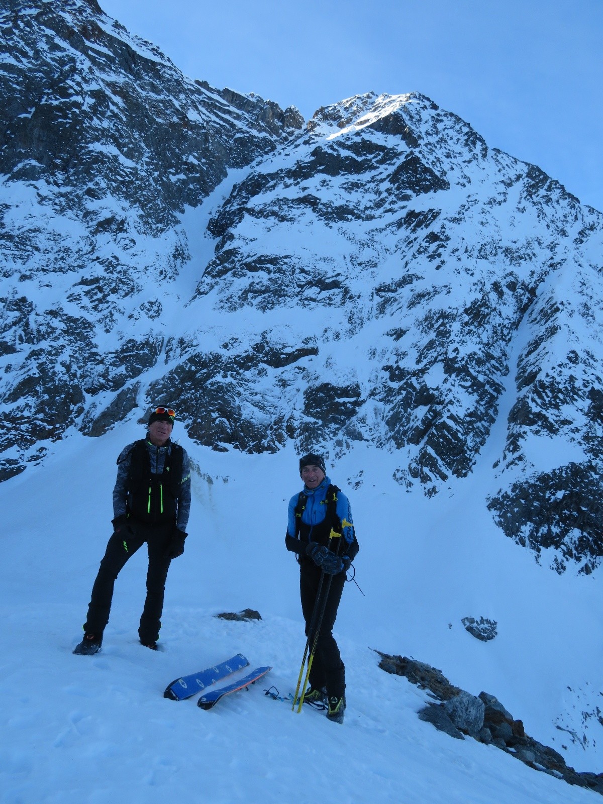 Hé Jé, souvenir! Peu de neige en bas du couloir NE, mais aussi dans \