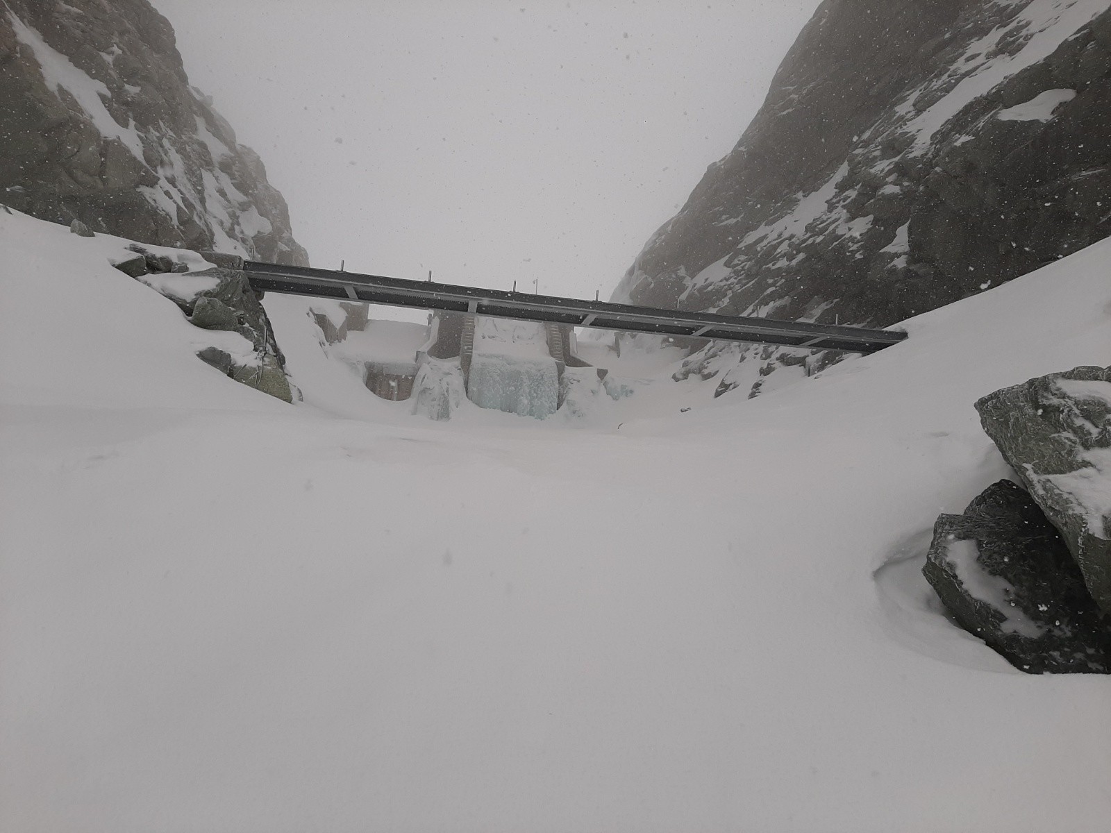 Pour saumon nageant dans rivière de glace, signalé nulle part dans les topos