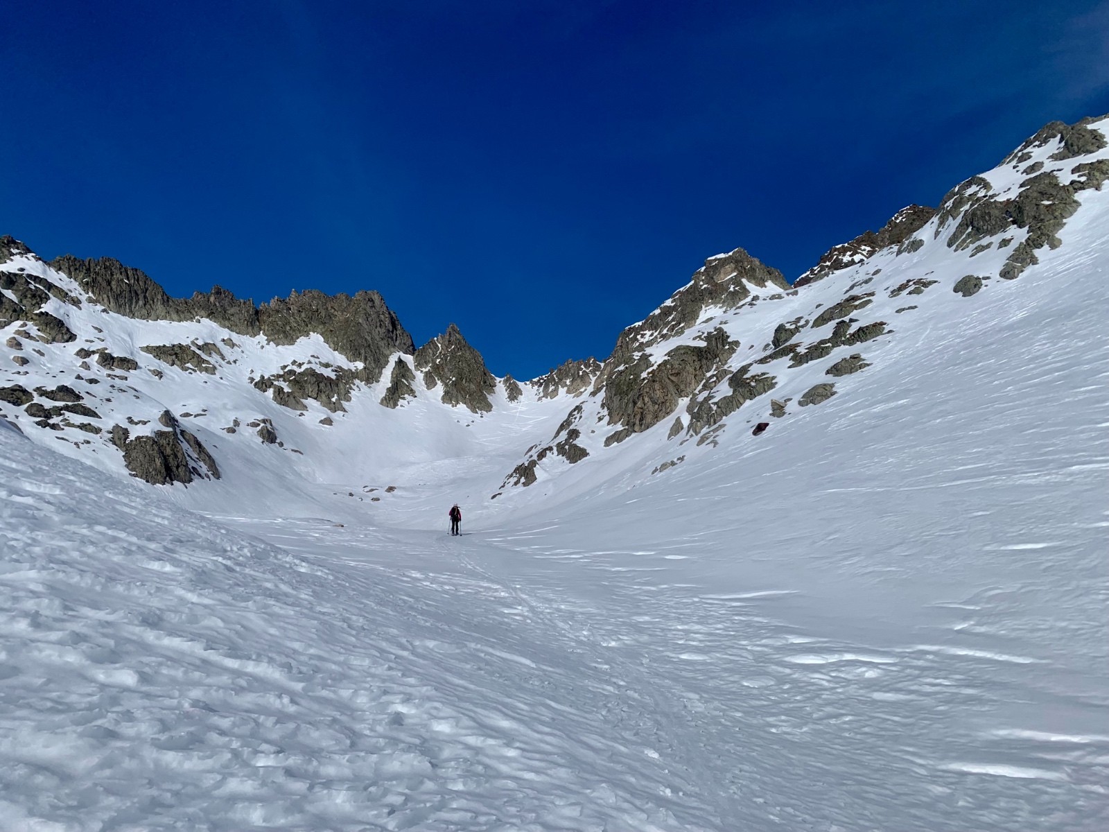 Remontée à la brèche du frêne sous le ciel bleu vers 15h45. Normalement derrière, il ne nous reste plus qu’à nous laisser glisser à flan pour atteindre le col de la pierre et ensuite descendre celui-ci vers le Replat…