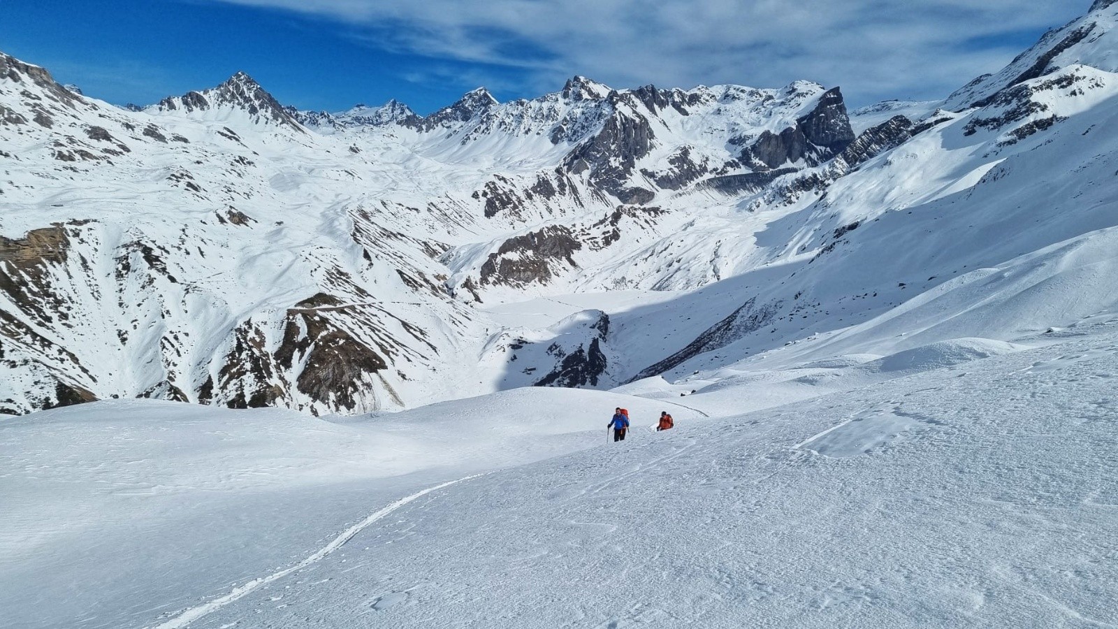 On trace dans un vallon vierge, celles des prédécesseurs ne sont plus visibles.