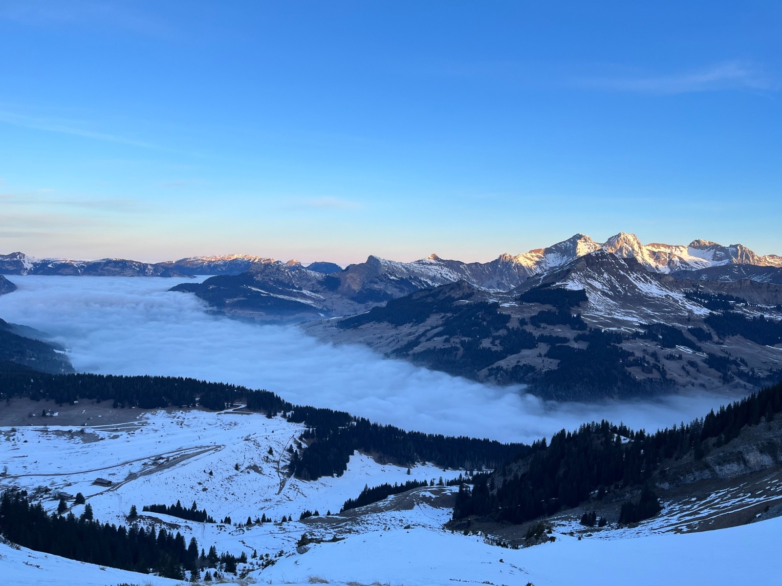 Les villes et villages sous le brouillard