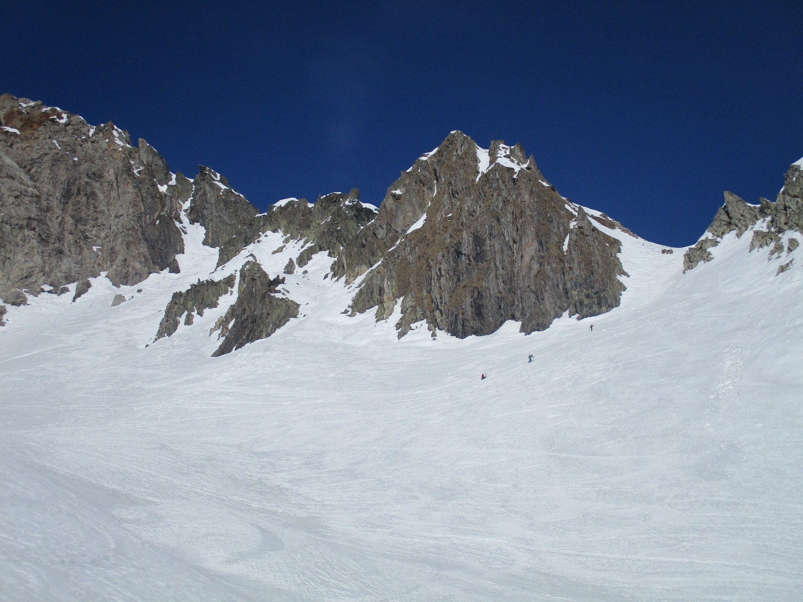 au fond à droite le couloir sud du grand pic